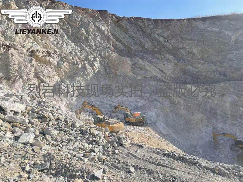 烈?guī)r科技硬巖劈裂機出征大西北
